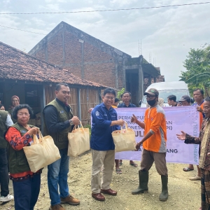 Prodi Agribisnis UMK Salurkan Bantuan dari PERHEPI kepada Korban Banjir